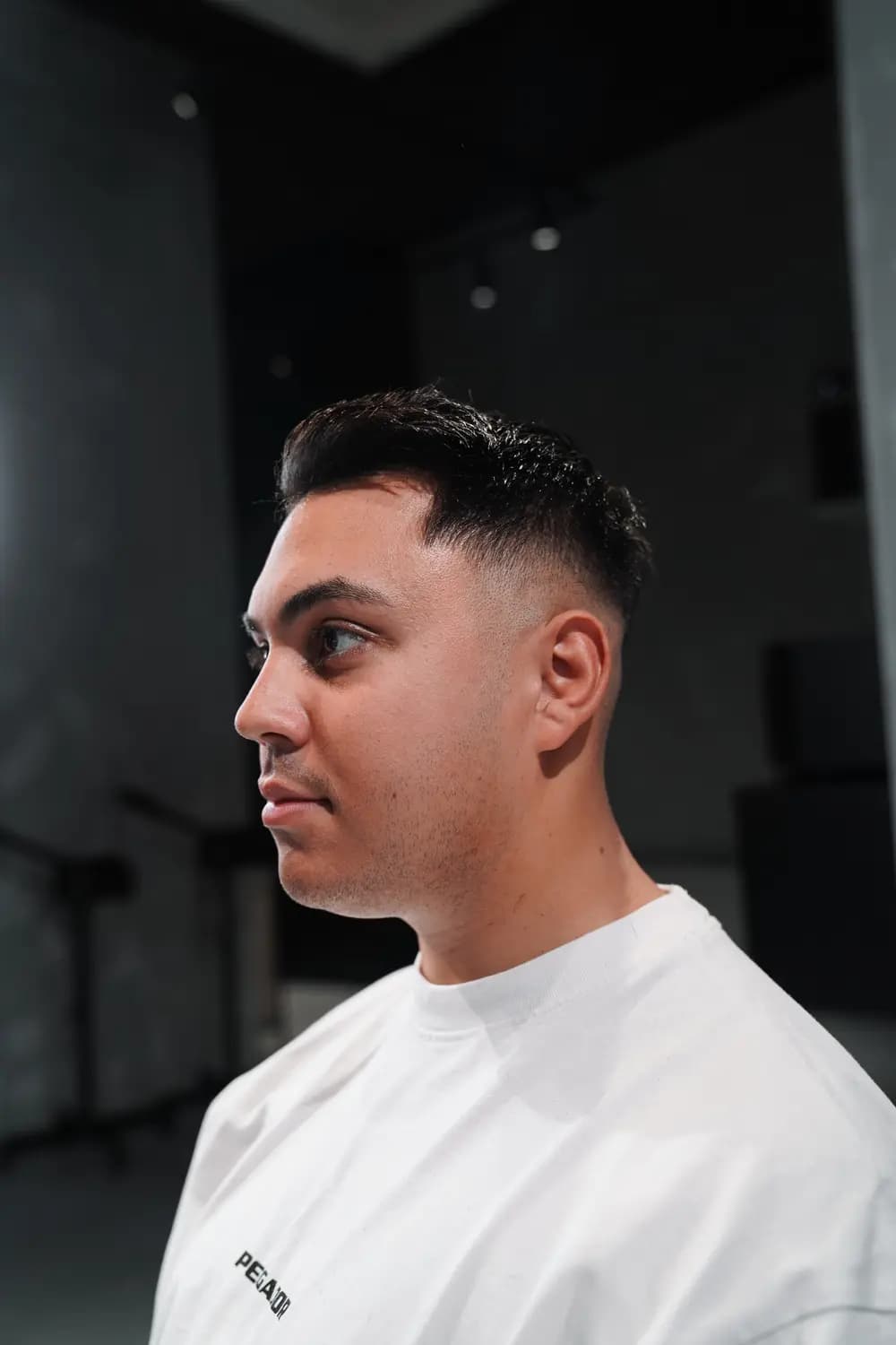Dunkler Schnitt mit hohem Fade, halbes Profil, ONYX Cuts Wien