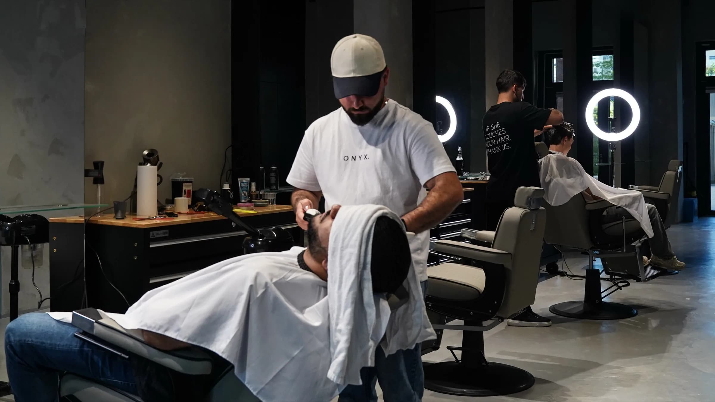 Barber at ONYX Cuts in Vienna giving a hot-towel shave