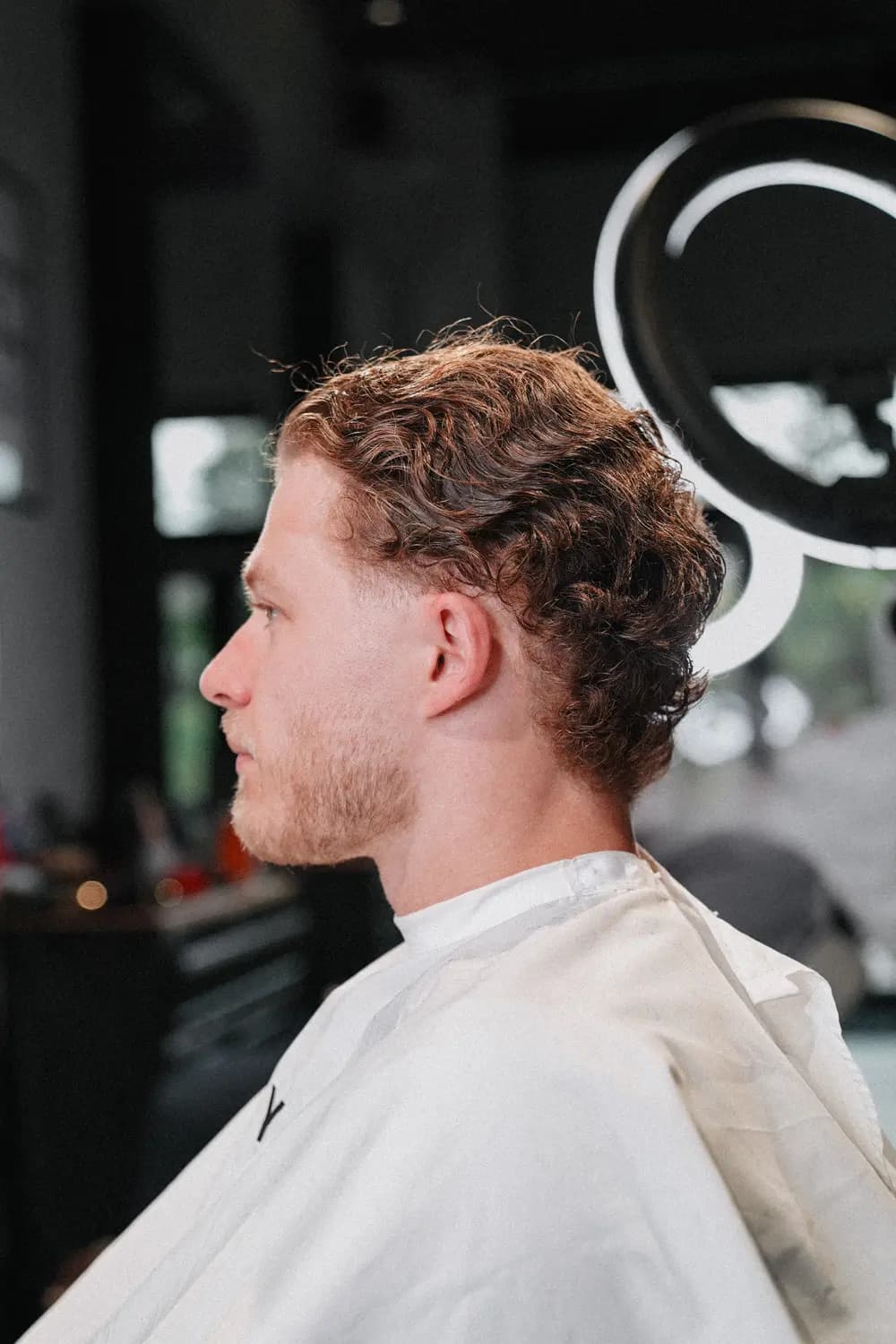 Lockiges blondes Haar mit kurzen Seiten, ONYX Cuts Wien