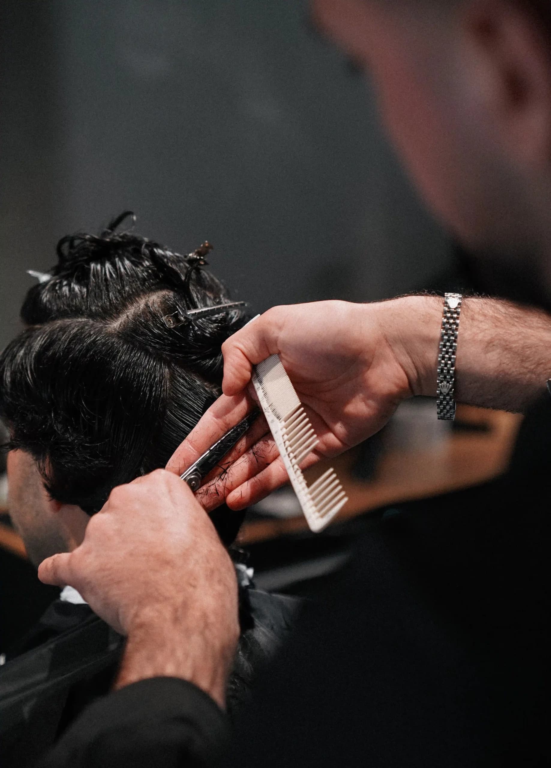 Barber schneidet einen Fade mit der Maschine bei ONYX Cuts in Wien
