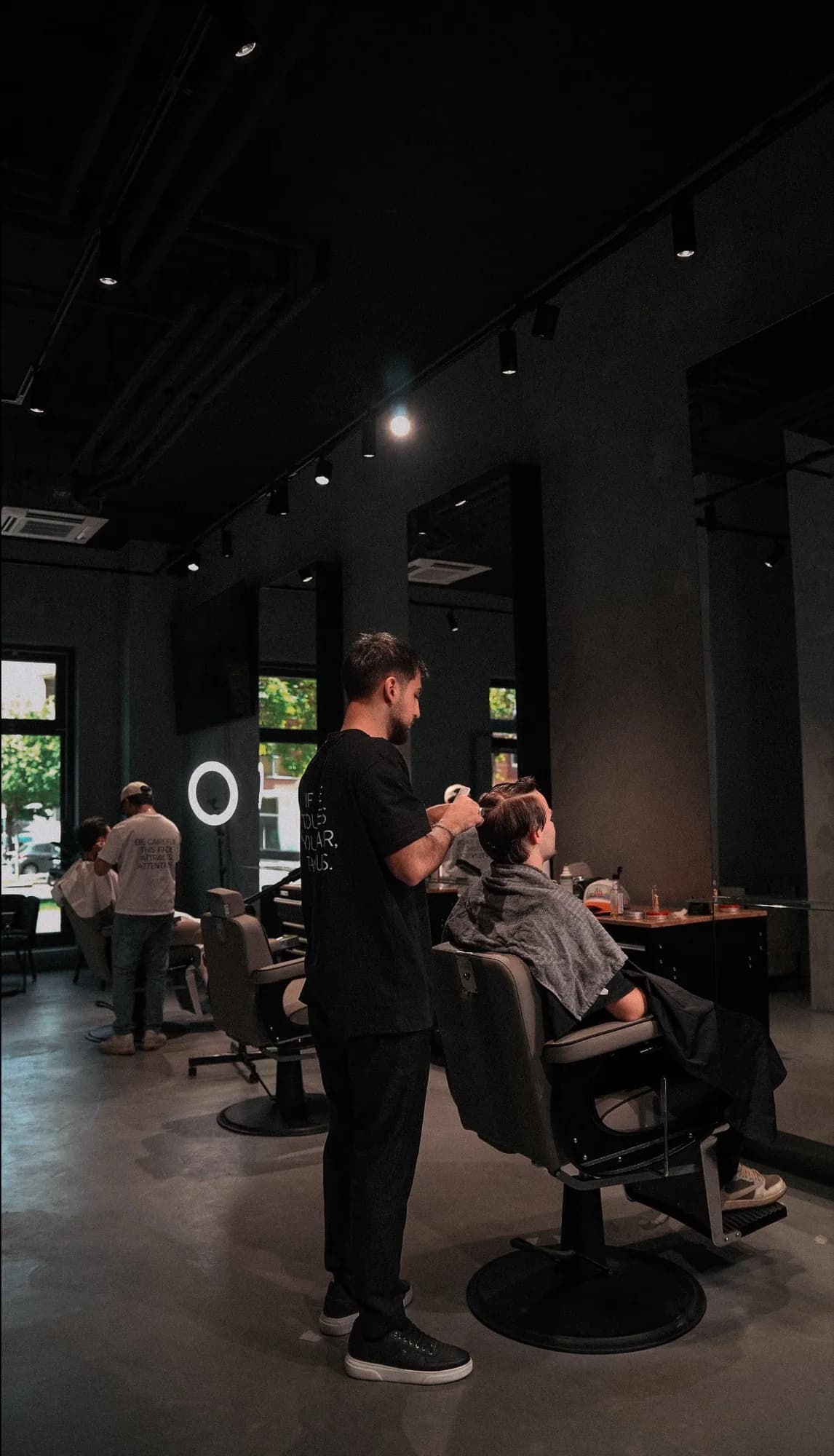 Der Salon von ONYX Cuts in Wien am Abend