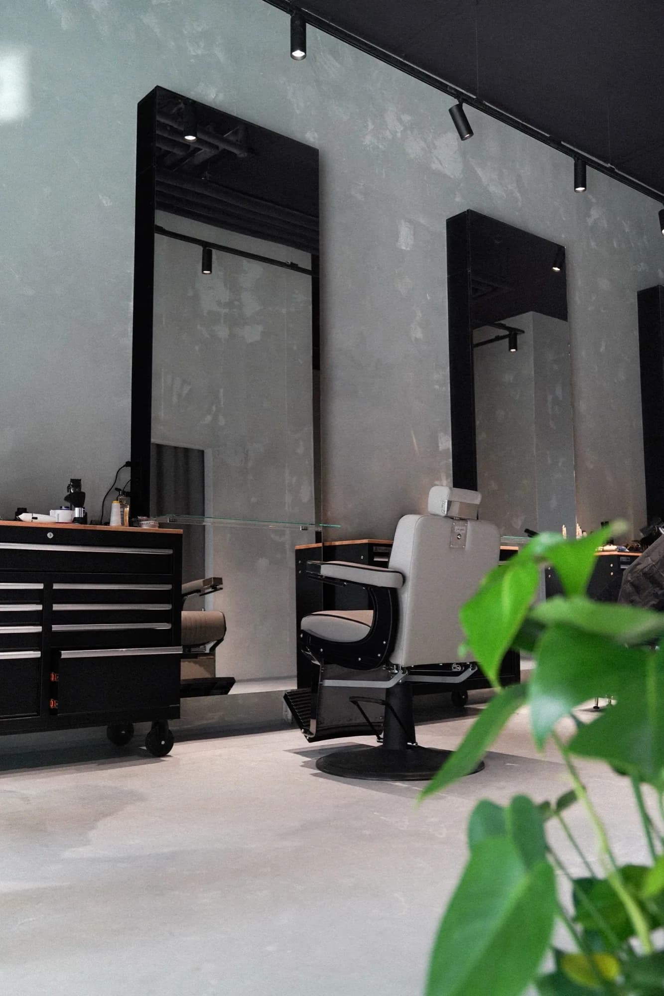 Inside ONYX Cuts on Nordbahnstraße in Vienna