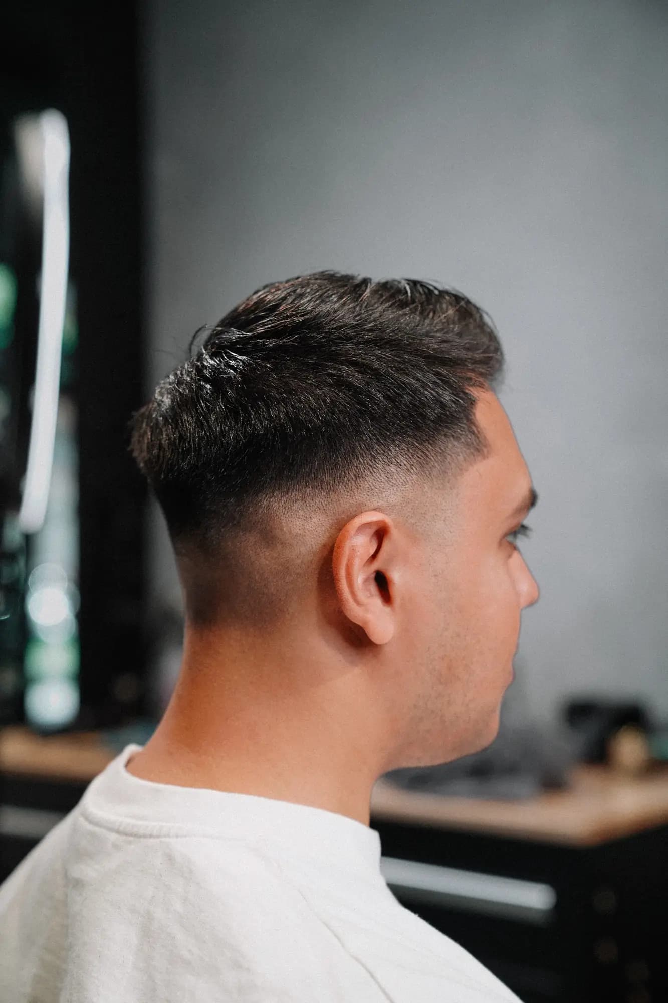 Skin Fade mit scharfer Kontur an der Schläfe, seitlich fotografiert, ONYX Cuts Wien
